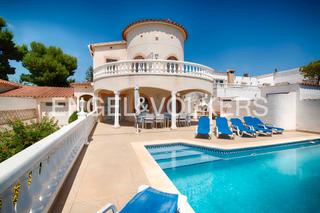 Casa  Carrer pení. Villa con licencia turística frente al puerto en empuriabrava