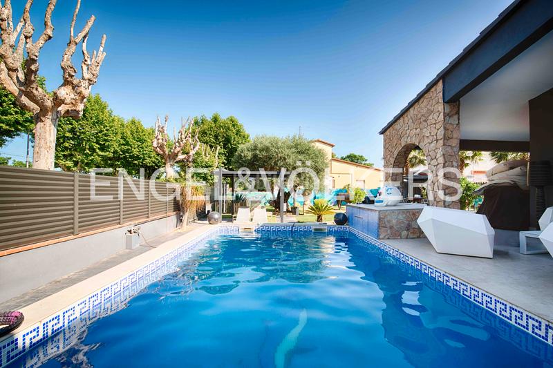Foto 2237de81-782a-4307-ba30-8c65849ce01d. Chalet casa unifamiliar con un estilo único y especial en Empuriabrava
