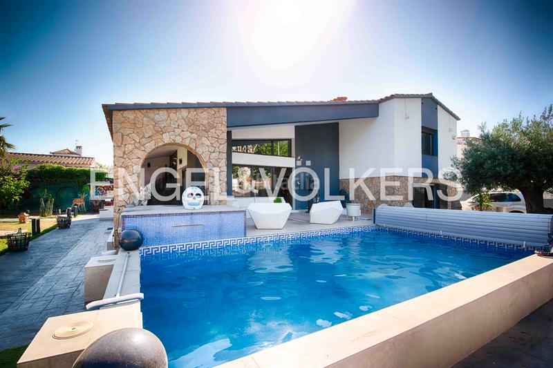 Foto c90e3525-f28e-45dd-a6bb-15ed722660e3. Chalet casa unifamiliar con un estilo único y especial en Empuriabrava