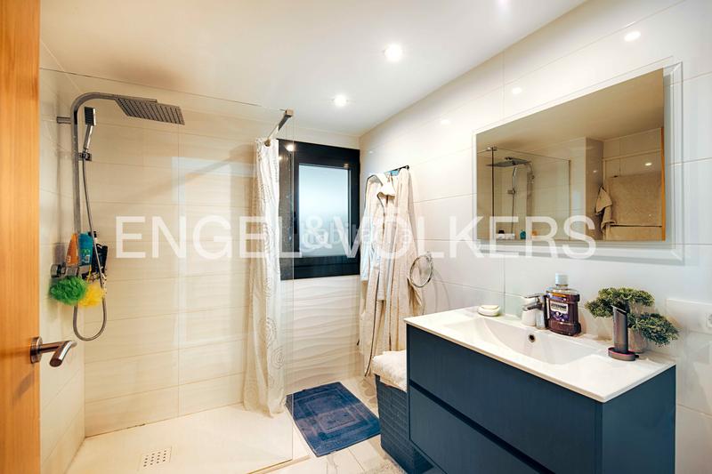 Foto e66d9276-f666-4736-a4a2-8fb21e7bb5e2. Chalet casa unifamiliar con un estilo único y especial en Empuriabrava