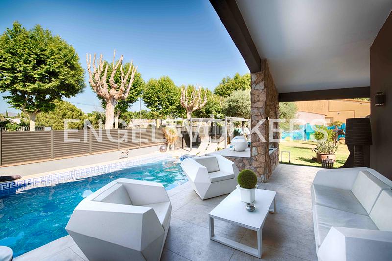 Foto ed1cd0fe-834c-47c8-bc67-b719b8dfaf06. Chalet casa unifamiliar con un estilo único y especial en Empuriabrava