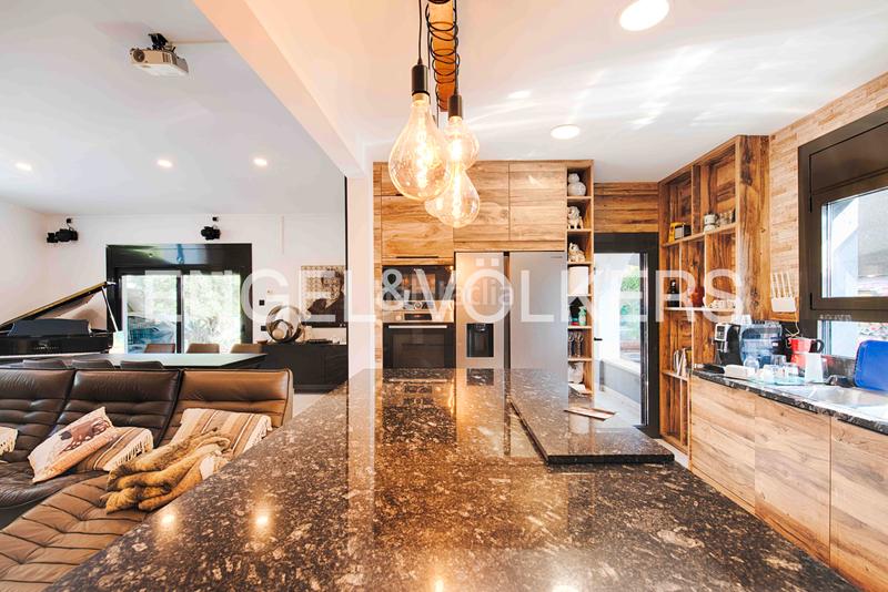 Foto ef9d9ea1-32e9-42b7-b069-ec95007c5666. Chalet casa unifamiliar con un estilo único y especial en Empuriabrava
