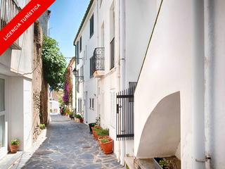 Casa adossada  Carrer del tro. Autenticidad y rentabilidad en el corazón de cadaqués – casa con