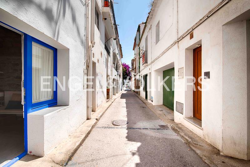 Foto 56e2fe00-e0f5-4419-8fc2-5e510a1a76ac. Casa adosada autenticidad y rentabilidad en el corazón – casa con licencia turística y estudio independiente en Cadaqués