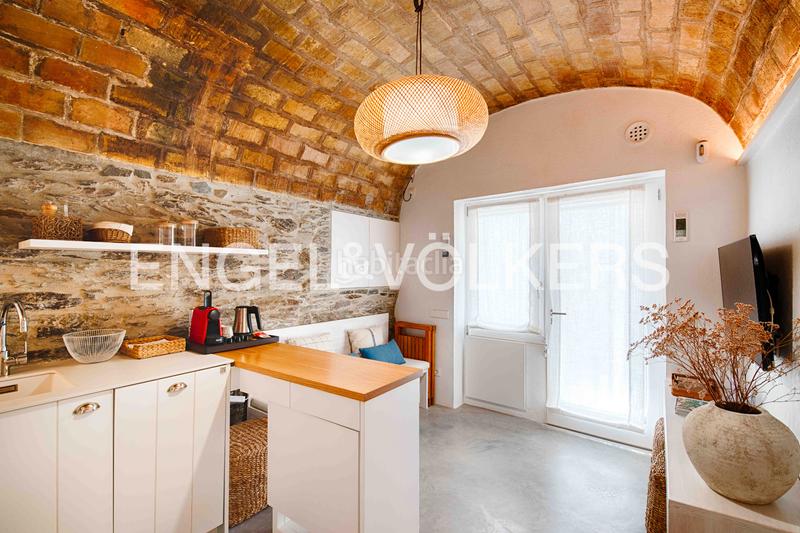 Foto 6b6d1f08-6b81-460b-8632-72d8c31733ac. Casa adosada autenticidad y rentabilidad en el corazón – casa con licencia turística y estudio independiente en Cadaqués