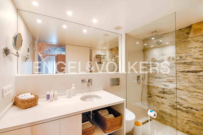 Foto b2a89efd-b8fc-4ee0-ad46-5cebbb06623c. Casa adosada autenticidad y rentabilidad en el corazón – casa con licencia turística y estudio independiente en Cadaqués