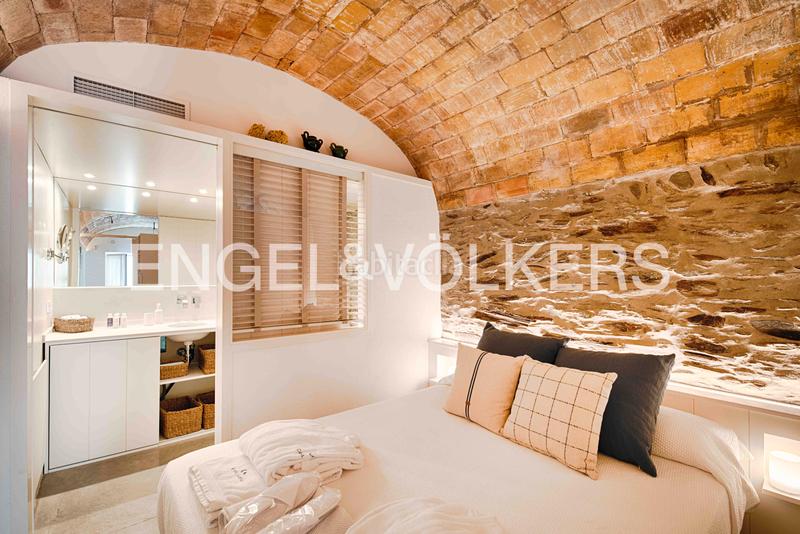 Foto cbb95fad-82bc-47af-a95a-dc5ef653d2b6. Casa adosada autenticidad y rentabilidad en el corazón – casa con licencia turística y estudio independiente en Cadaqués