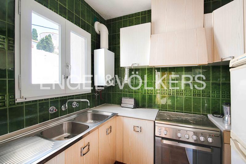 Foto e542268c-6170-434a-b1a9-0f9fdf311e85. Casa adosada autenticidad y rentabilidad en el corazón – casa con licencia turística y estudio independiente en Cadaqués
