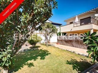 Casa aparellada  Carrer carmençó. Edificio residencial y comercial excepcional en empuriabrava