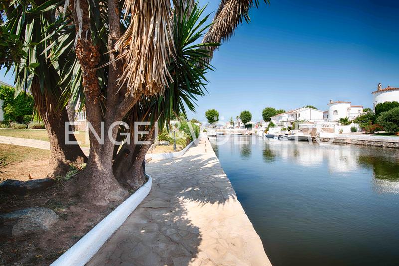 Foto 553aa536-5a92-4e7a-b45e-5eab33e0e698. Chalet con camino parcheggio piscina in Francolí - Freser - Noguera Empuriabrava