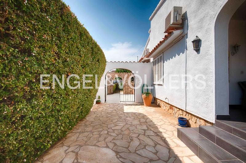 Foto 5d9cbb4b-95c1-4099-9c36-1d267748b4d0. Chalet con camino parcheggio piscina in Francolí - Freser - Noguera Empuriabrava