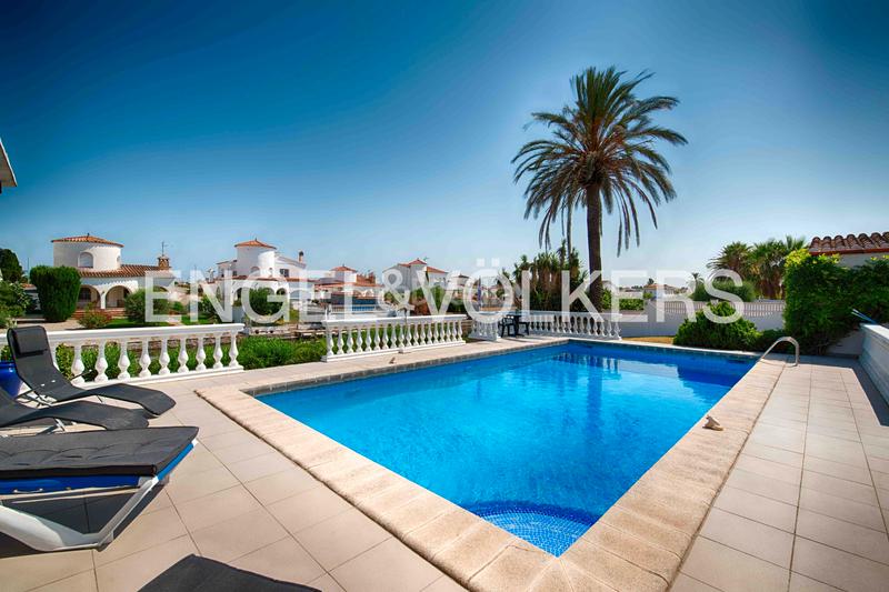 Foto 6157cd70-e1d6-44b5-b904-f035842ace6d. Chalet con camino parcheggio piscina in Francolí - Freser - Noguera Empuriabrava