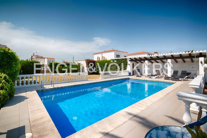 Foto 9838b549-4163-4777-ae27-f63de1bd438e. Chalet con camino parcheggio piscina in Francolí - Freser - Noguera Empuriabrava