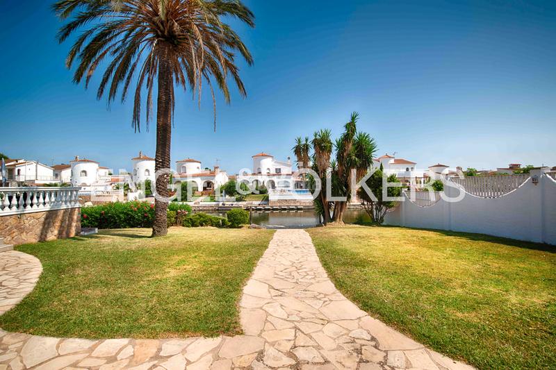 Foto b4da32ce-b450-472b-8c95-b22c18471a2e. Chalet con camino parcheggio piscina in Francolí - Freser - Noguera Empuriabrava