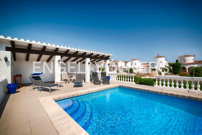 Foto e022a098-c5bf-48b8-8ffe-9b0602c13680. Chalet con camino parcheggio piscina in Francolí - Freser - Noguera Empuriabrava
