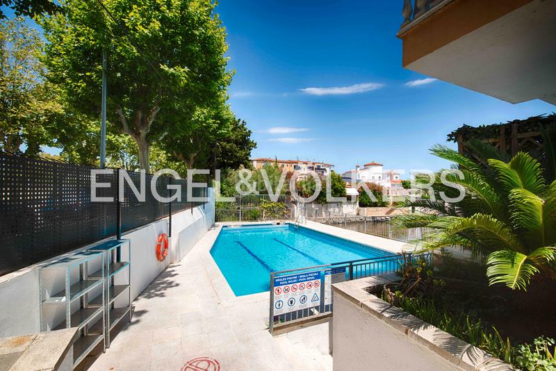 Foto 004bf098-9e0b-441e-a082-fbb1da3cafd3. Apartamento piso en planta baja con terraza y acceso a piscina comunitaria en Empuriabrava