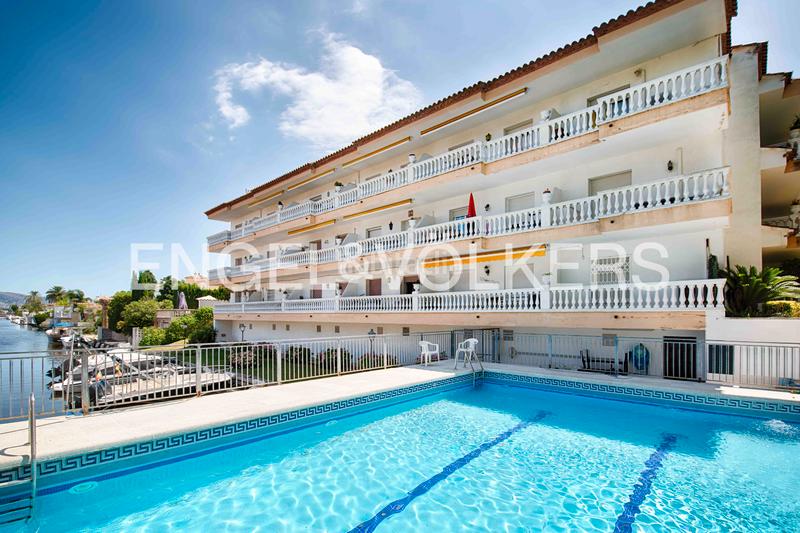 Foto 1d2dcb24-7f61-4984-8c3f-0d569c36f272. Apartamento piso en planta baja con terraza y acceso a piscina comunitaria en Empuriabrava