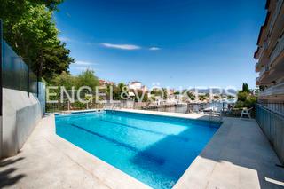 Apartament  Carrer freser. Piso en planta baja con terraza y acceso a piscina comunitaria