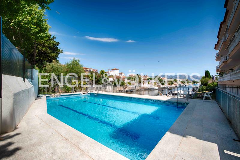 Foto 54e0bc42-642e-4d6c-85d8-057d7399ffd3. Apartamento piso en planta baja con terraza y acceso a piscina comunitaria en Empuriabrava