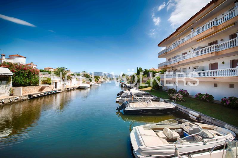 Foto 56281c49-94cb-46bc-99b7-94327bf08518. Apartamento piso en planta baja con terraza y acceso a piscina comunitaria en Empuriabrava
