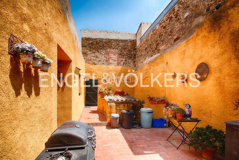 Foto 0526a1f2-194a-4cc5-b79e-d89e77264be6. Casa adossada amb xemeneia calefacció a Garriguella