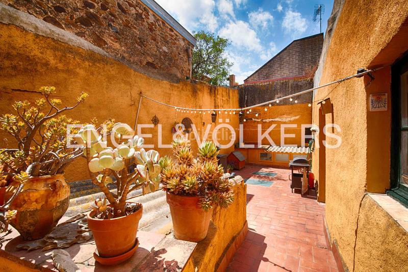 Foto 22d24aa7-9c80-447a-9abf-ad390a42e63e. Casa adossada amb xemeneia calefacció a Garriguella