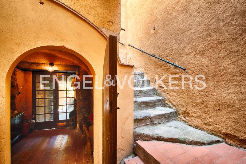 Foto 2d23bba8-f11b-4e45-8884-c86ce5d8aacb. Casa adossada amb xemeneia calefacció a Garriguella