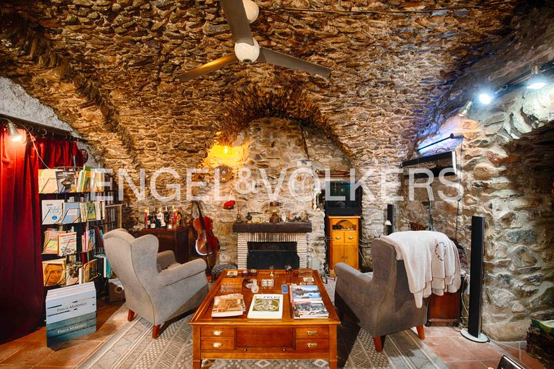 Foto 2eab78a0-6ae4-4fa2-aa62-b9583e1a1195. Casa adossada amb xemeneia calefacció a Garriguella