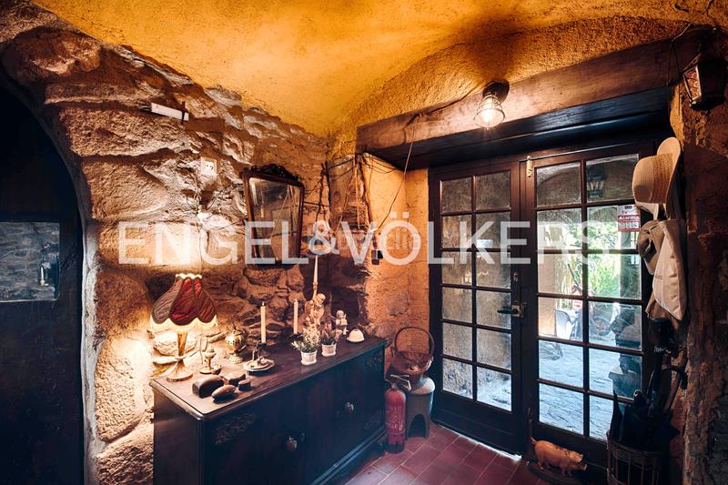 Foto 2fcca514-ea92-4fec-92d6-a21c2649db1f. Casa adossada amb xemeneia calefacció a Garriguella