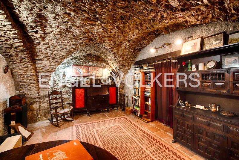 Foto 3c766607-7d2e-494a-9341-fa08defc9da1. Casa adossada amb xemeneia calefacció a Garriguella