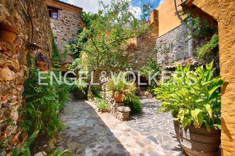 Foto 4ed5d78c-6adc-49ea-958a-e6b978f8fb4f. Casa adossada amb xemeneia calefacció a Garriguella