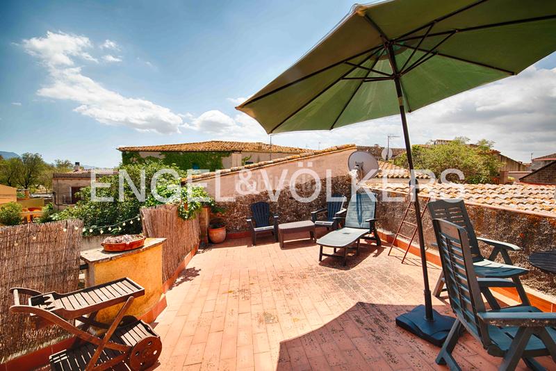 Foto 5a95553b-dfef-48b0-abda-ece46339f37b. Casa adossada amb xemeneia calefacció a Garriguella