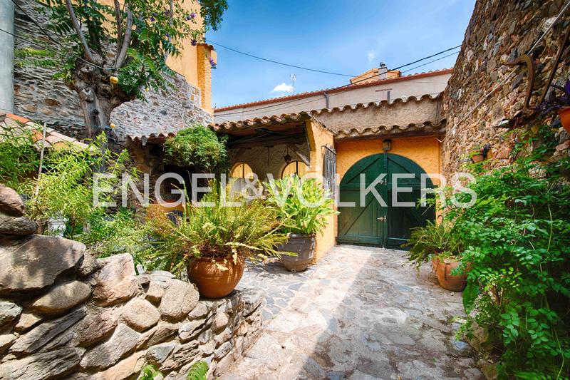 Foto 5aee30f6-5277-4d30-8cae-a49bea43df8e. Casa adossada amb xemeneia calefacció a Garriguella