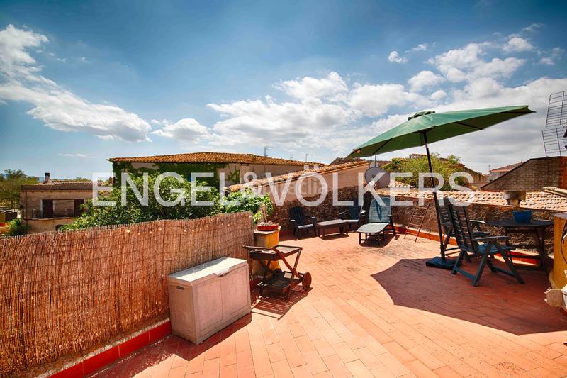 Foto 9e472dd2-b010-4061-ac12-81151df20373. Casa adossada amb xemeneia calefacció a Garriguella