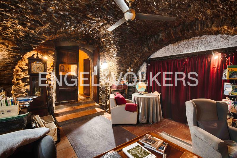 Foto a56d5028-3f41-4dc3-846c-3d3f14db9f87. Casa adossada amb xemeneia calefacció a Garriguella