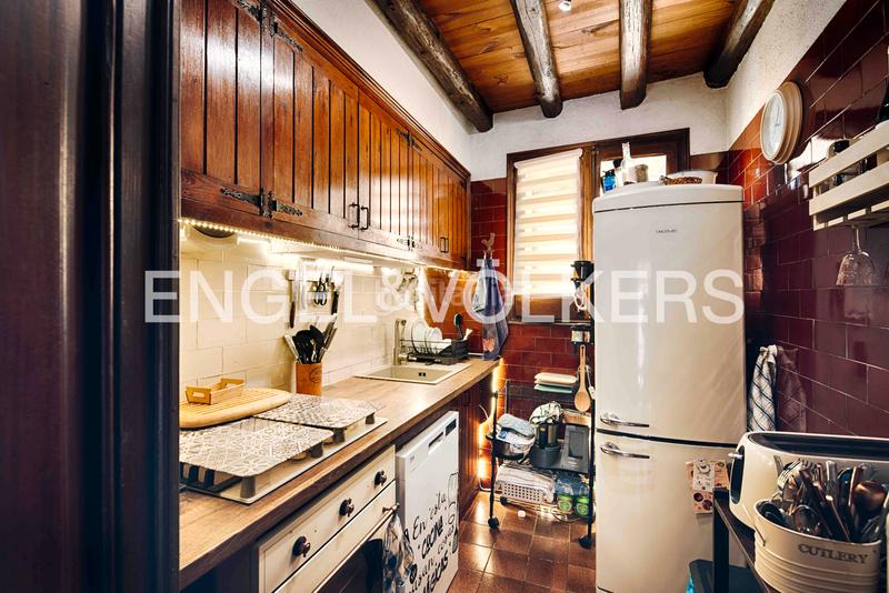 Foto ab705757-8bca-4ffe-85d1-9b87e4bb1905. Casa adossada amb xemeneia calefacció a Garriguella