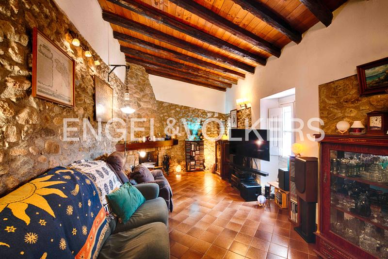 Foto c6a4a39c-0db6-4659-b992-ba6d78fa75cc. Casa adossada amb xemeneia calefacció a Garriguella