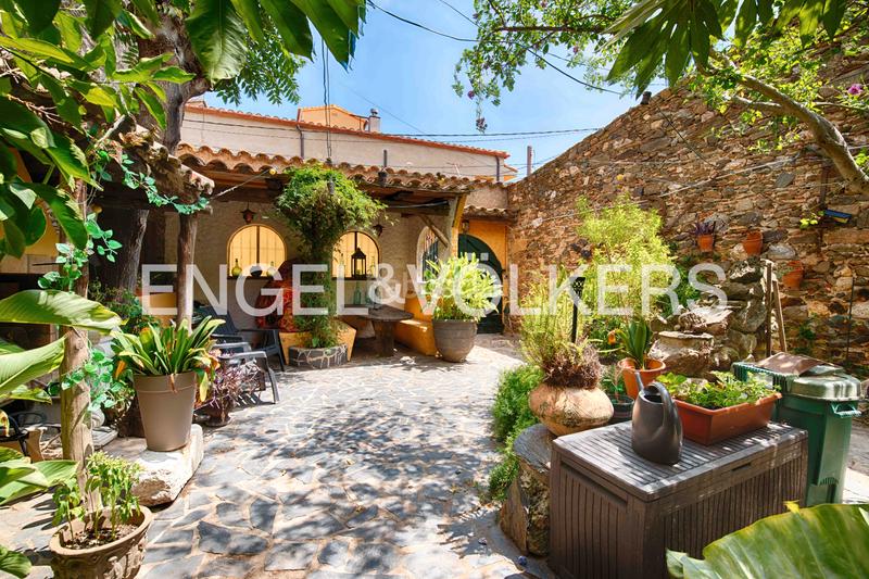 Foto cc64fcfa-51b9-43bb-bf7e-3f361ab2edde. Casa adossada amb xemeneia calefacció a Garriguella