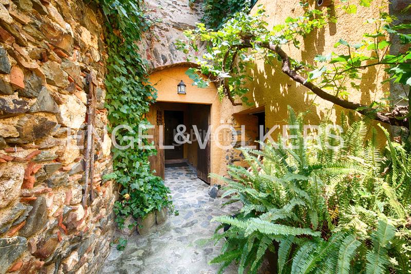 Foto d2bace5a-7906-45ab-aa4a-7e430b1f12cc. Casa adossada amb xemeneia calefacció a Garriguella