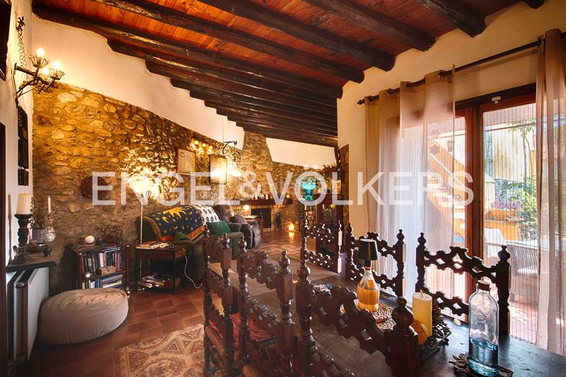 Foto ea429402-78b1-43f1-921d-79ae72debbe2. Casa adossada amb xemeneia calefacció a Garriguella