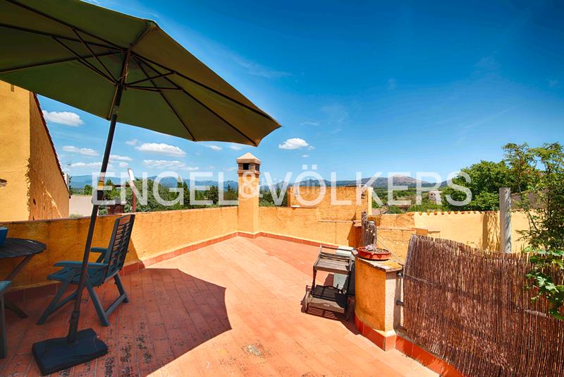 Foto eb0a40ed-0c66-4766-803e-40a803e2ee2a. Casa adossada amb xemeneia calefacció a Garriguella