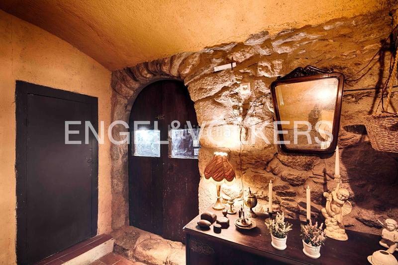 Foto f3372aad-1fb0-43d9-a81e-52ac49cd501d. Casa adossada amb xemeneia calefacció a Garriguella