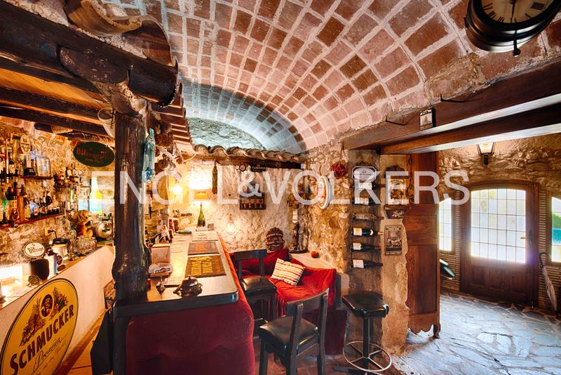 Foto f41bac87-0dda-4f8f-8e37-b25a63b86fbf. Casa adossada amb xemeneia calefacció a Garriguella