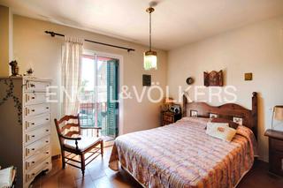 Casa aparellada  Carrer principal. Casa en garriguella