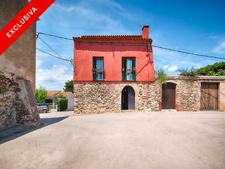 Doppelhaus  Carrer principal. Casa en garriguella