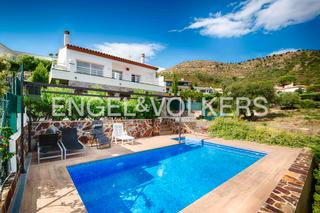 House  Carrer la mina vella. Villa con vista al mar y piscina