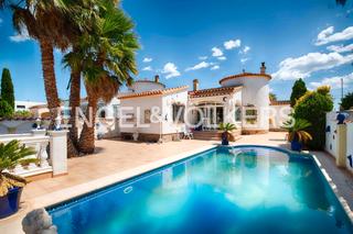 Casa  Carrer segre. Casa con gran potencial al canal ancho, empuriabrava