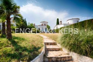 Haus  Carrer noguera. Casa con 15 m de amarre, orientación sur, para renovar
