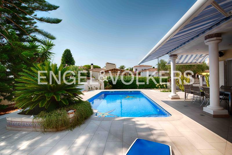 Foto 0e301281-2173-4118-bcc6-4b90b60719b5. Maison avec parking piscine dans Peni Empuriabrava