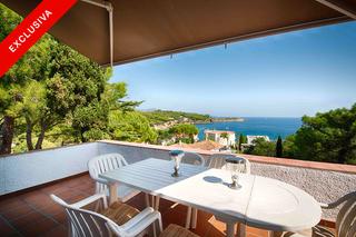 Casa  Carrer perabeua. Casa con vistas al mar – a 4 minutos a pie de la playa